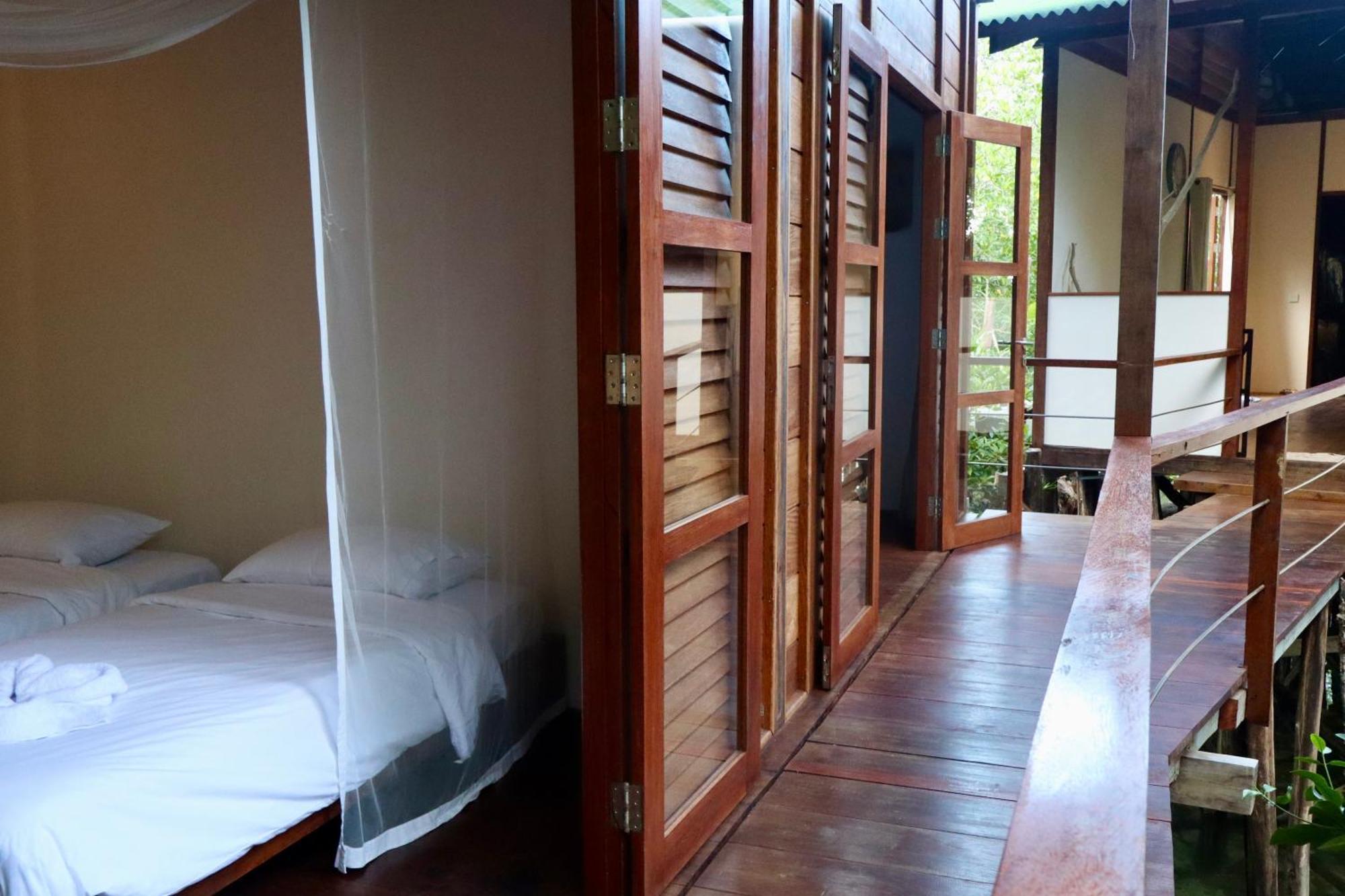 Villa Luzo & Tours Saonek Buitenkant foto